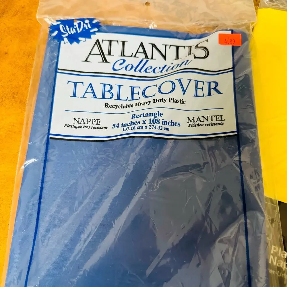3 plastic rectangular tablecloths - Picture 2 of 4